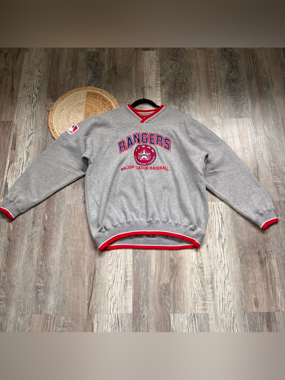 LEE SPORT Vtg Embroidered Texas Rangers MLB Graphic Grey Sweater with Red Trim